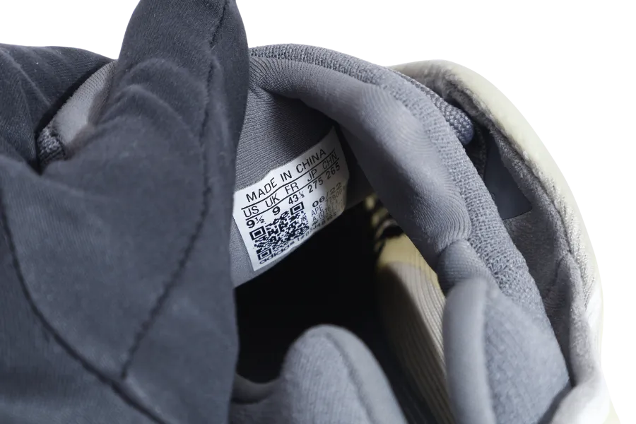 ADIDAS YEEZY 700 V3 FADE SALT SIZE UK 9 WITH BOX