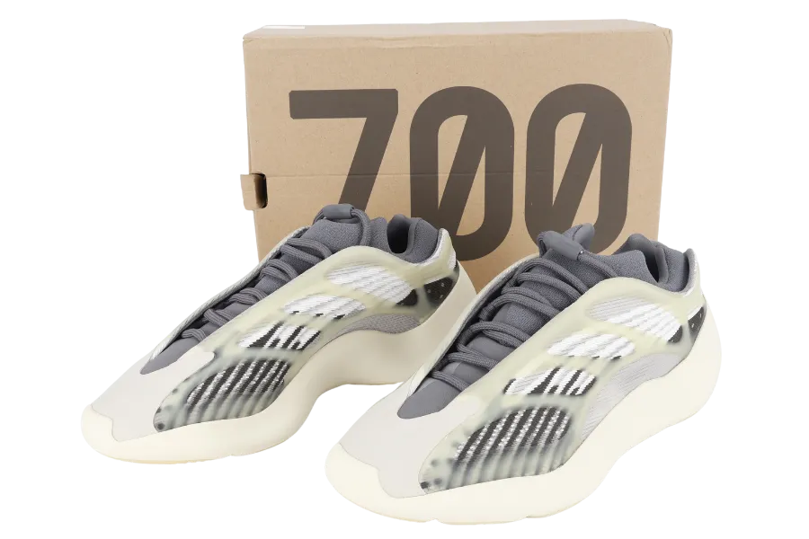 ADIDAS YEEZY 700 V3 FADE SALT SIZE UK 9 WITH BOX