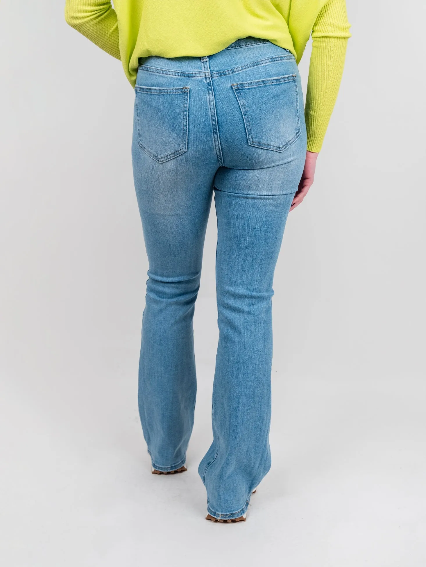 Jeans chiaro elasticizzato a zampa