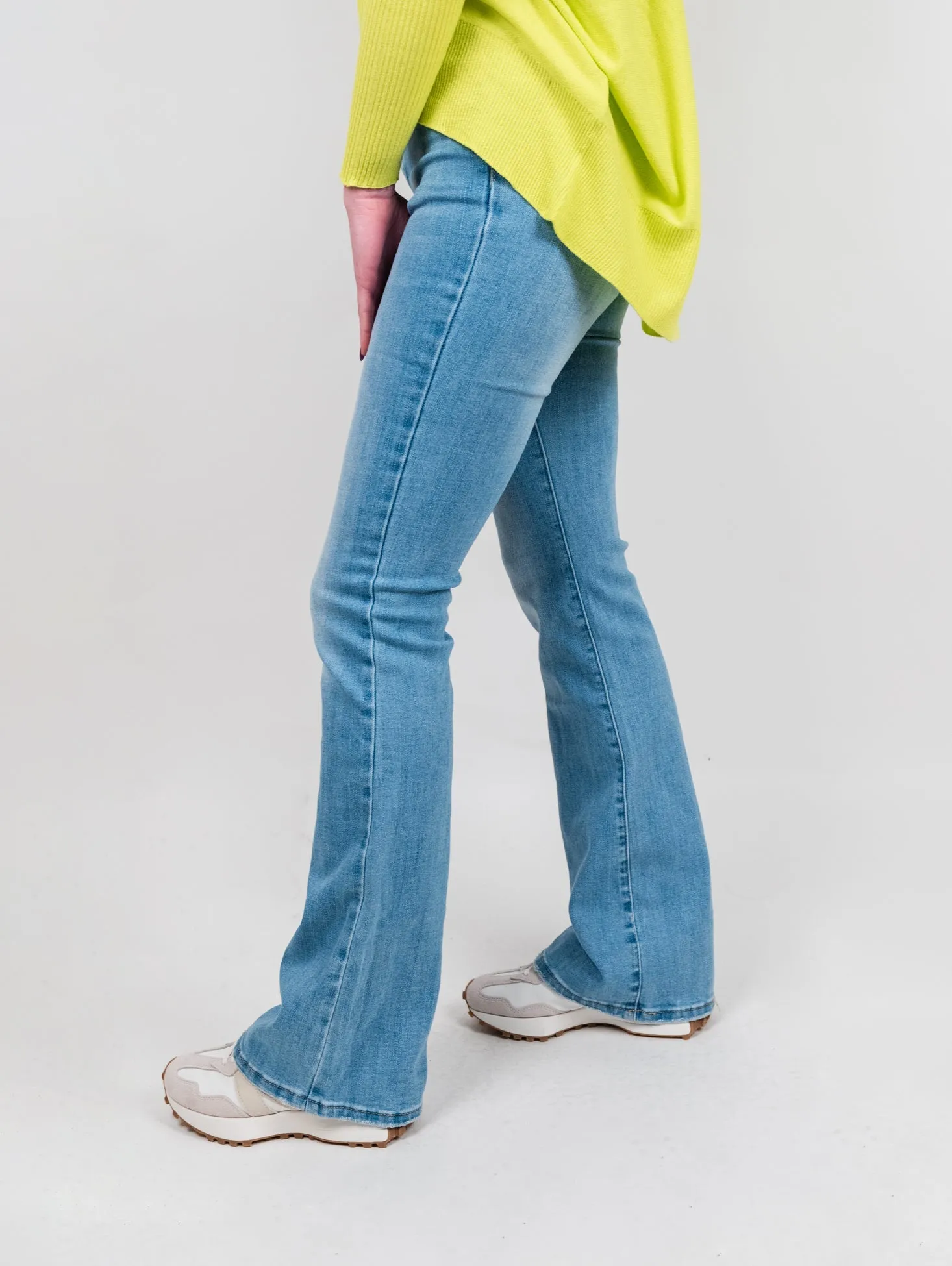 Jeans chiaro elasticizzato a zampa