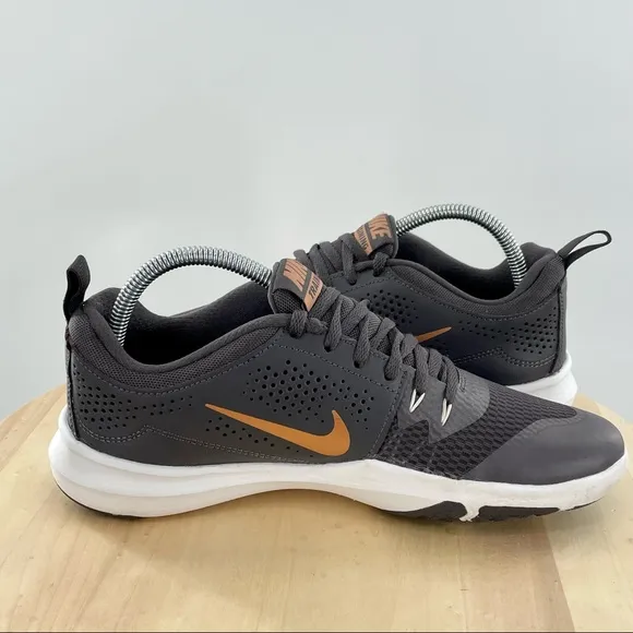 Nike Legend Trainer Sneakers Men’s 7.5 or woman’s 9 “924206 008”