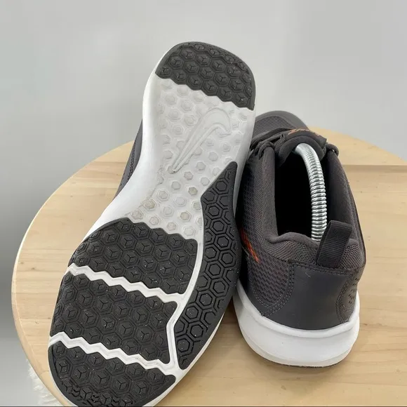 Nike Legend Trainer Sneakers Men’s 7.5 or woman’s 9 “924206 008”