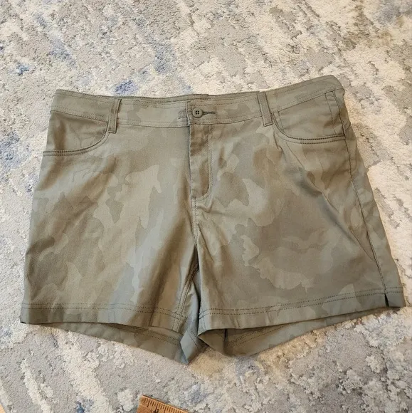 NWT Prana Halle Short ll 5&quot; Green Sage Camo.  Women's size 16