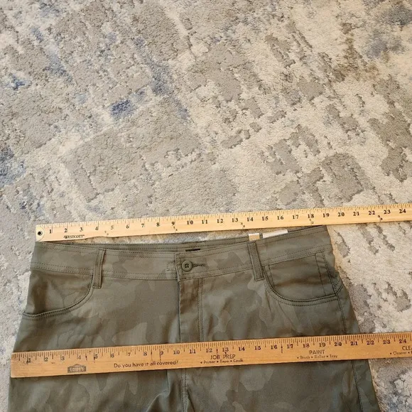 NWT Prana Halle Short ll 5&quot; Green Sage Camo.  Women's size 16