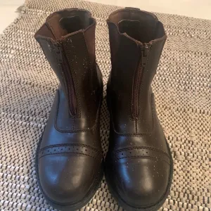 Tuff Rider Riding Boots. Size 4 Girl.